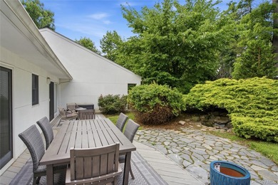 ROSLYN HARBOR. Beautifully positioned on a private, park-like - photo 29