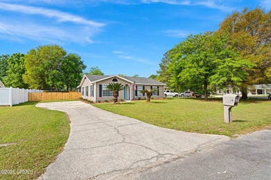 Welcome home to this tastefully renovated quaint ranch-style - photo 3