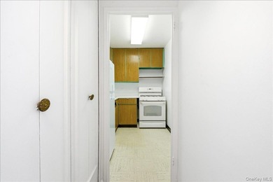 Big Terrace, Bigger Potential at the Kennedy House! Welcome to - photo 5