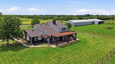 Home on the Range! Enjoy the peace and privacy of country living - photo 3