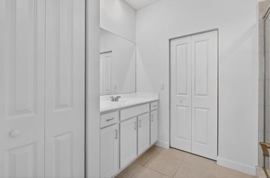 GORGEOUS CORNER UNIT W/ OPEN FLOOR PLAN & PLENTY OF WINDOWS - photo 32