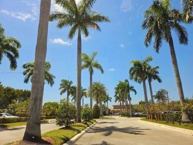 Lake Townhome/Townhouse For Sale in Cutler Bay, Florida