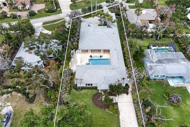 Elegant central beach compound in Vero Beach on a rare half-acre - photo 1