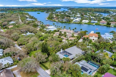 Elegant central beach compound in Vero Beach on a rare half-acre - photo 2
