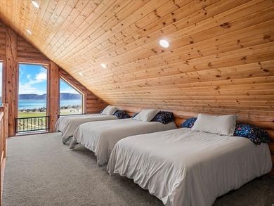 Custom log home nestled at the end of a quiet Cul-de-sac on two - photo 22