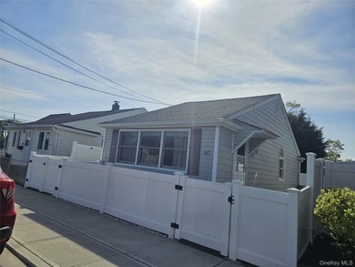 Come see this adorable, Bungalow in the heart of East Rockaway - photo 1