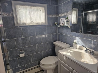 Come see this adorable, Bungalow in the heart of East Rockaway - photo 6