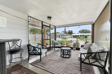 CHARMING COTTAGE JUST 2 MILES FROM DOWNTOWN SARASOTA Nestled on - photo 3