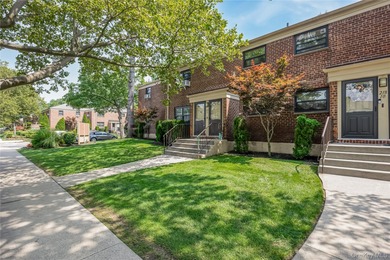 (private lake, pond, coastal) Home Sale Pending in Bayside New York