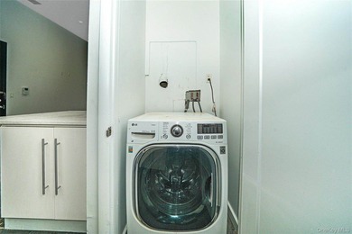 Exceptional opportunity to acquire a comprehensively renovated - photo 9