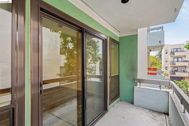 Updated single-level condo in one of Oakland's most convenient - photo 9