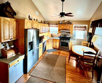 Beautifully maintained 3BR, 1BA home with cathedral ceilings in - photo 11