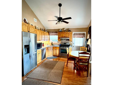 Beautifully maintained 3BR, 1BA home with cathedral ceilings in - photo 12