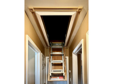 Beautifully maintained 3BR, 1BA home with cathedral ceilings in - photo 16