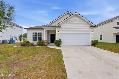 Discover your perfect oasis in this well-maintained 3-bedroom - photo 1