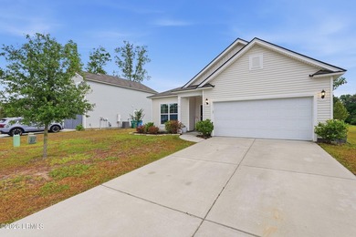 Discover your perfect oasis in this well-maintained 3-bedroom - photo 2
