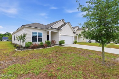 Discover your perfect oasis in this well-maintained 3-bedroom - photo 3