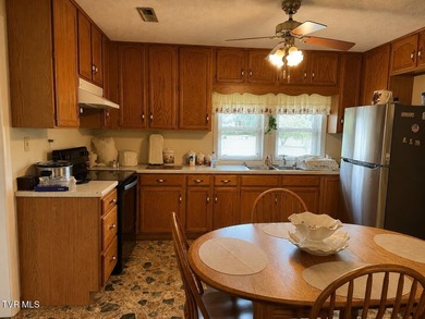 Welcome home to this well-maintained and move-in-ready property - photo 8