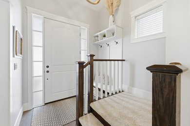 Custom built home by C. Siemens, local builder w/attention to - photo 14
