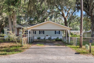 Centrally located 3 bedroom, 2 bathroom mobile home situated on - photo 2