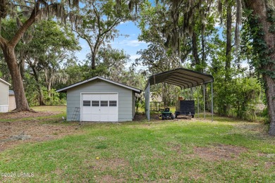 Centrally located 3 bedroom, 2 bathroom mobile home situated on - photo 3