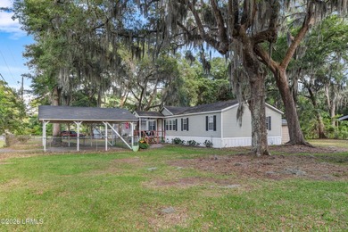 Centrally located 3 bedroom, 2 bathroom mobile home situated on - photo 4