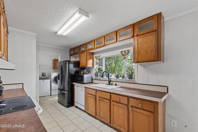 Centrally located 3 bedroom, 2 bathroom mobile home situated on - photo 8