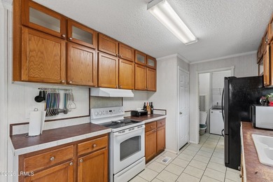 Centrally located 3 bedroom, 2 bathroom mobile home situated on - photo 9