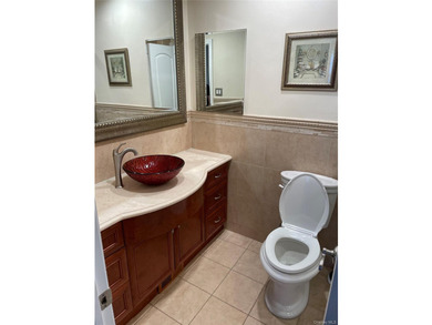 Welcome to this spacious and well-maintained Duplex in the heart - photo 16