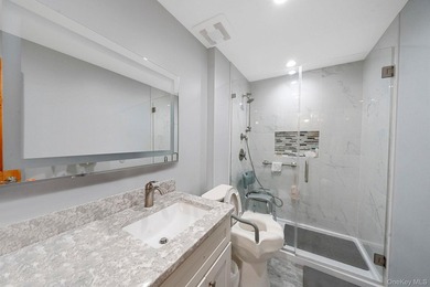 Welcome to this spacious and well-maintained Duplex in the heart - photo 22