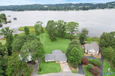 Lake Home For Sale in Guntersville, Alabama