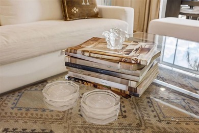 Welcome to this impeccably designed, all-on-one-floor luxury - photo 7