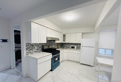 Presenting an exclusive residence on Maple Ave, Flushing - a - photo 4
