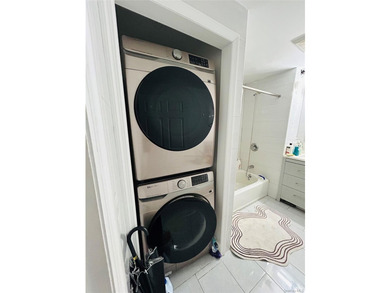 Presenting an exclusive residence on Maple Ave, Flushing - a - photo 6