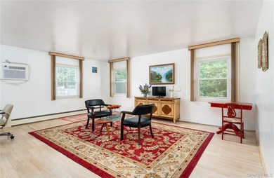 Very Spacious (2300 Square Feet) Large expanded ranch with - photo 5