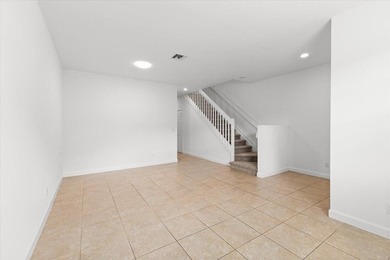 Beautiful Townhouse with 3 bedrooms and 2 1/2 bathrooms located - photo 11