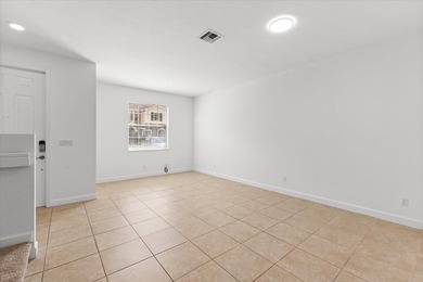 Beautiful Townhouse with 3 bedrooms and 2 1/2 bathrooms located - photo 12