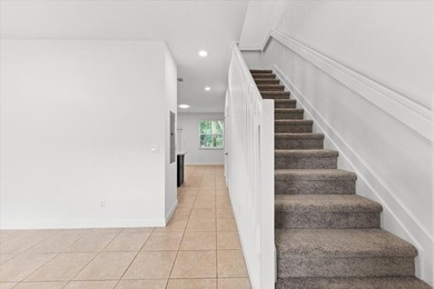 Beautiful Townhouse with 3 bedrooms and 2 1/2 bathrooms located - photo 13