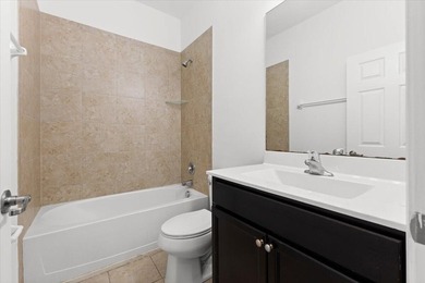 Beautiful Townhouse with 3 bedrooms and 2 1/2 bathrooms located - photo 15