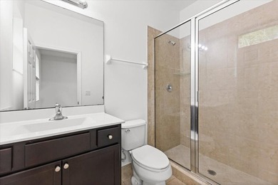 Beautiful Townhouse with 3 bedrooms and 2 1/2 bathrooms located - photo 20