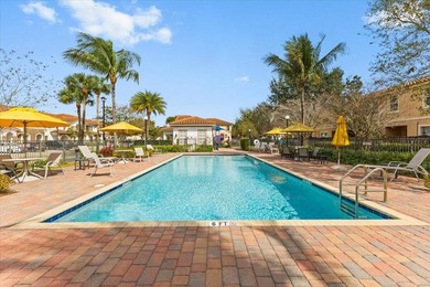 Beautiful Townhouse with 3 bedrooms and 2 1/2 bathrooms located - photo 25