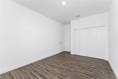 This beautiful 4-bedroom, 3-bathroom, 2,100 sq ft single-family - photo 16
