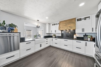 Welcome to this beautifully renovated 4-bedroom, 2-bath - photo 6