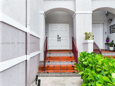 Welcome to this beautiful tri-level townhome condo featuring 3 - photo 3