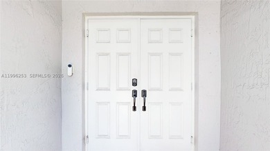 Welcome to this beautiful tri-level townhome condo featuring 3 - photo 4