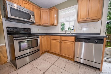 Welcome to 45 Sunset Creek Drive in West Seneca! This spacious - photo 10