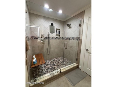 LOCATION LOCATION! WOW What a beautiful property we have here my - photo 15
