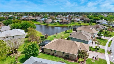Impeccably maintained, one-owner residence offers 3-beds & - photo 4