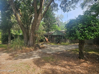 This property is a one story ranch style home. Has a huge - photo 3