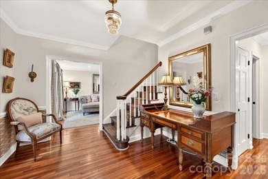 Welcome to Williamsburg Raintree! This updated 5-bedroom house - photo 3